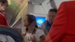女乘客飞机上失控 要求空服人员帮她升至商务舱