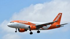 英国男子大闹机舱在走道撒尿 易捷航空航班紧急降落